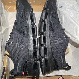 On Cloud Youth's Black 3.5y NEW